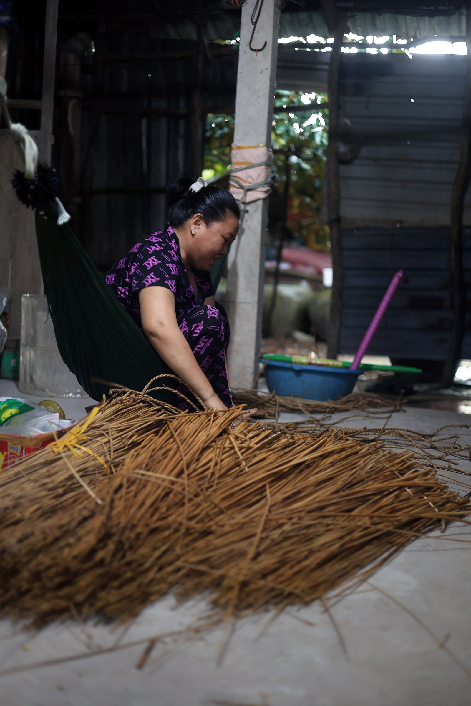 Women is weaving